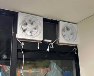 식당창문환풍기 시공 후 사진 1 - 창 유형, 팬 크기, 전원 위치 확인